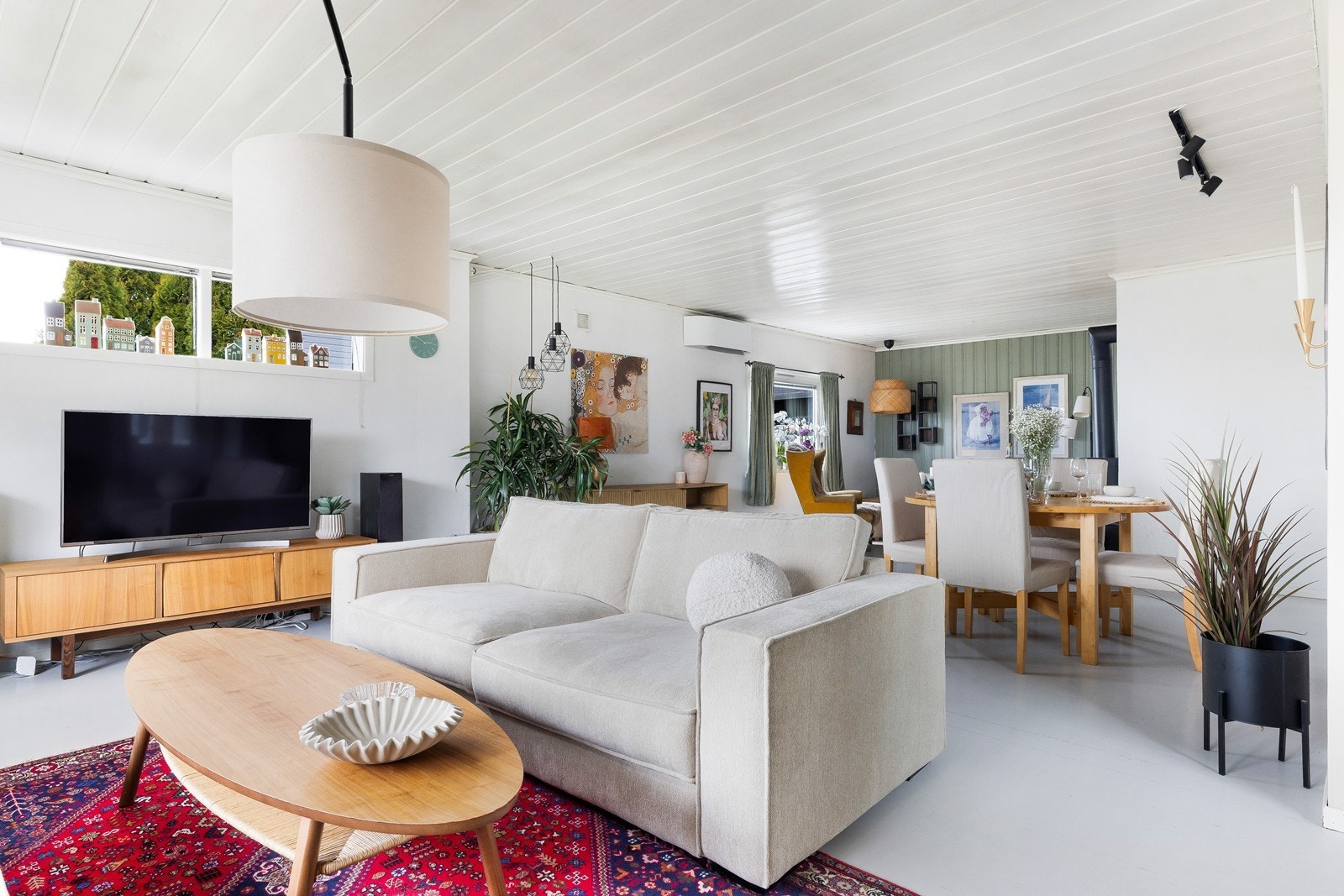 Boligen er jevnlig vedlikeholdt og modernisert, og den holder en god standard. Galleribilde