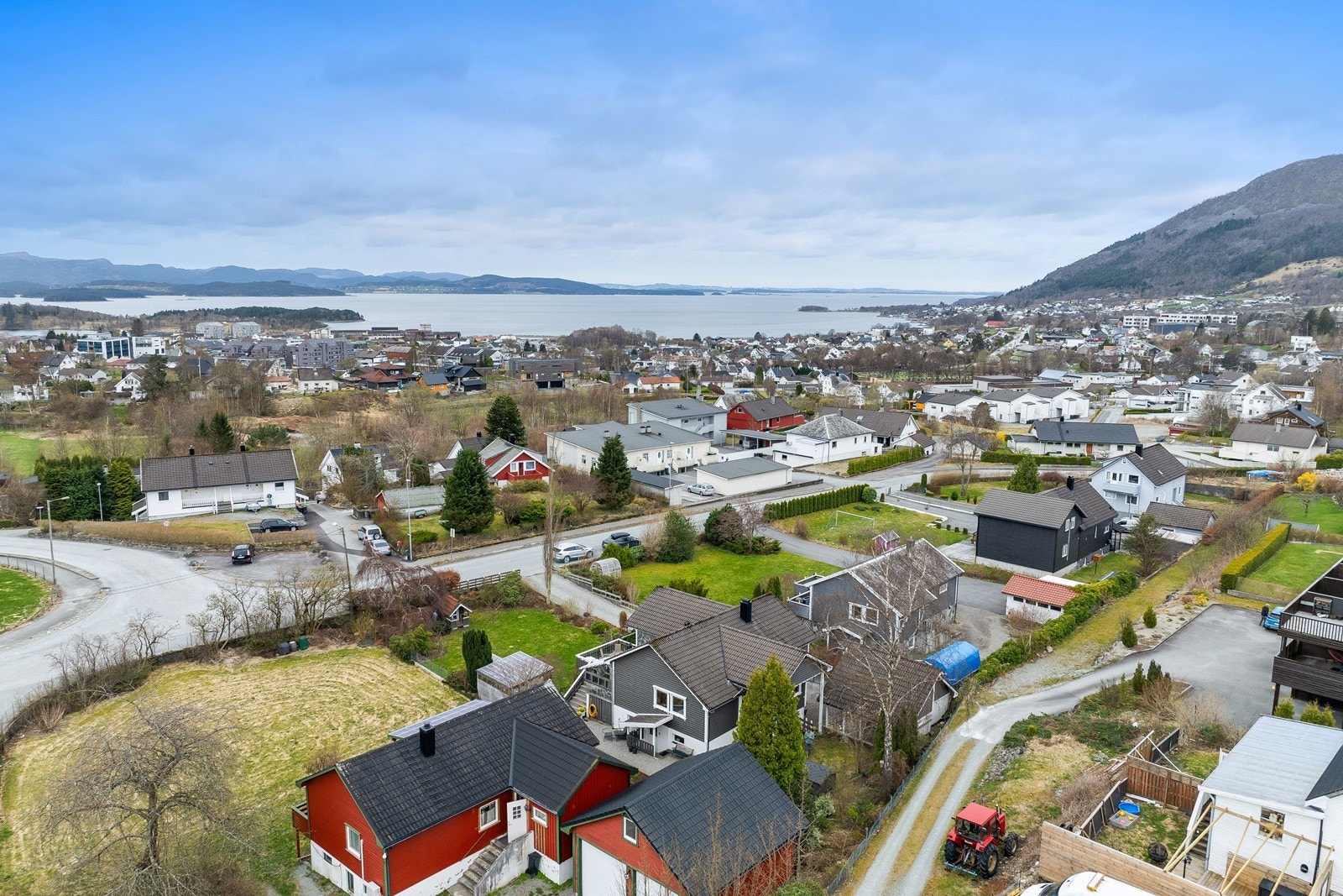 Eiendommen ligger i et barnevennlig og sentralt boligområde med kort gang til både skoler, barnehager, idrettsanlegg, bussholdeplass og sentrum Galleribilde