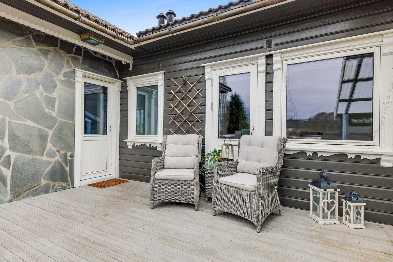 Romslig treterrasse med gode lune solforhold. Galleribilde
