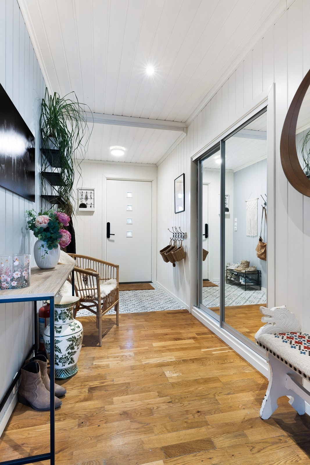 Romslig inngangsparti med god garderobeløsning. Galleribilde
