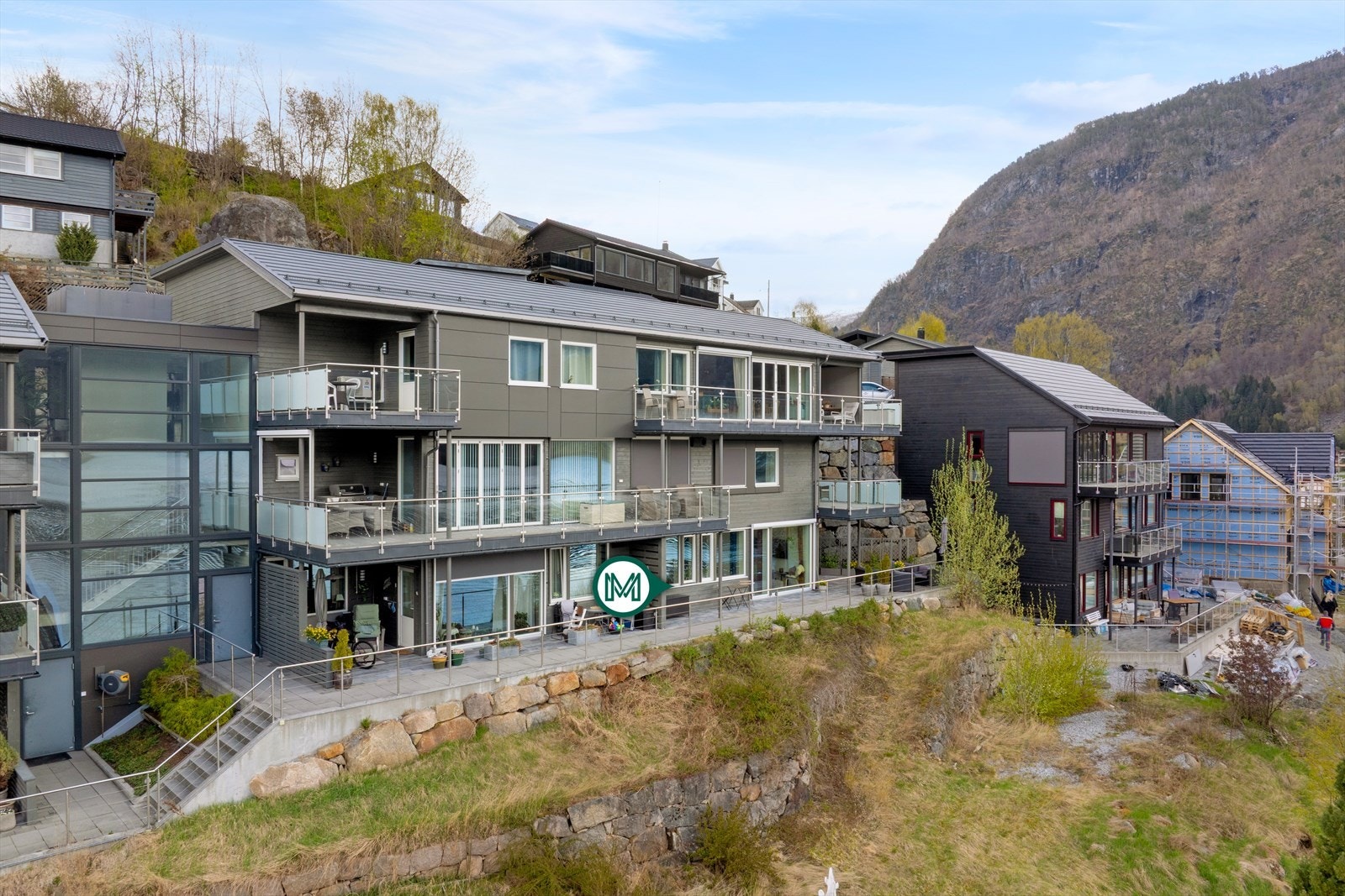 Leilegheita ligg i 1.etg. og er ein del av Hovsmarki aust bustadsameige. Bygget vart oppført i 2018 med god teknisk standard. Galleribilde