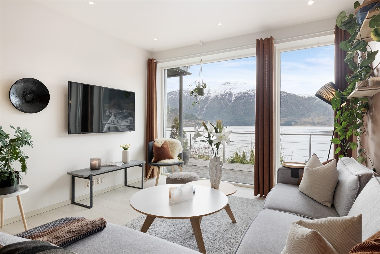 Stova har store vindaugsflater som forlenga romfølelsen mot fjorden og slepp inn rikeleg med naturleg lys. Vindaugene har også utvendig solskjerming. Galleribilde