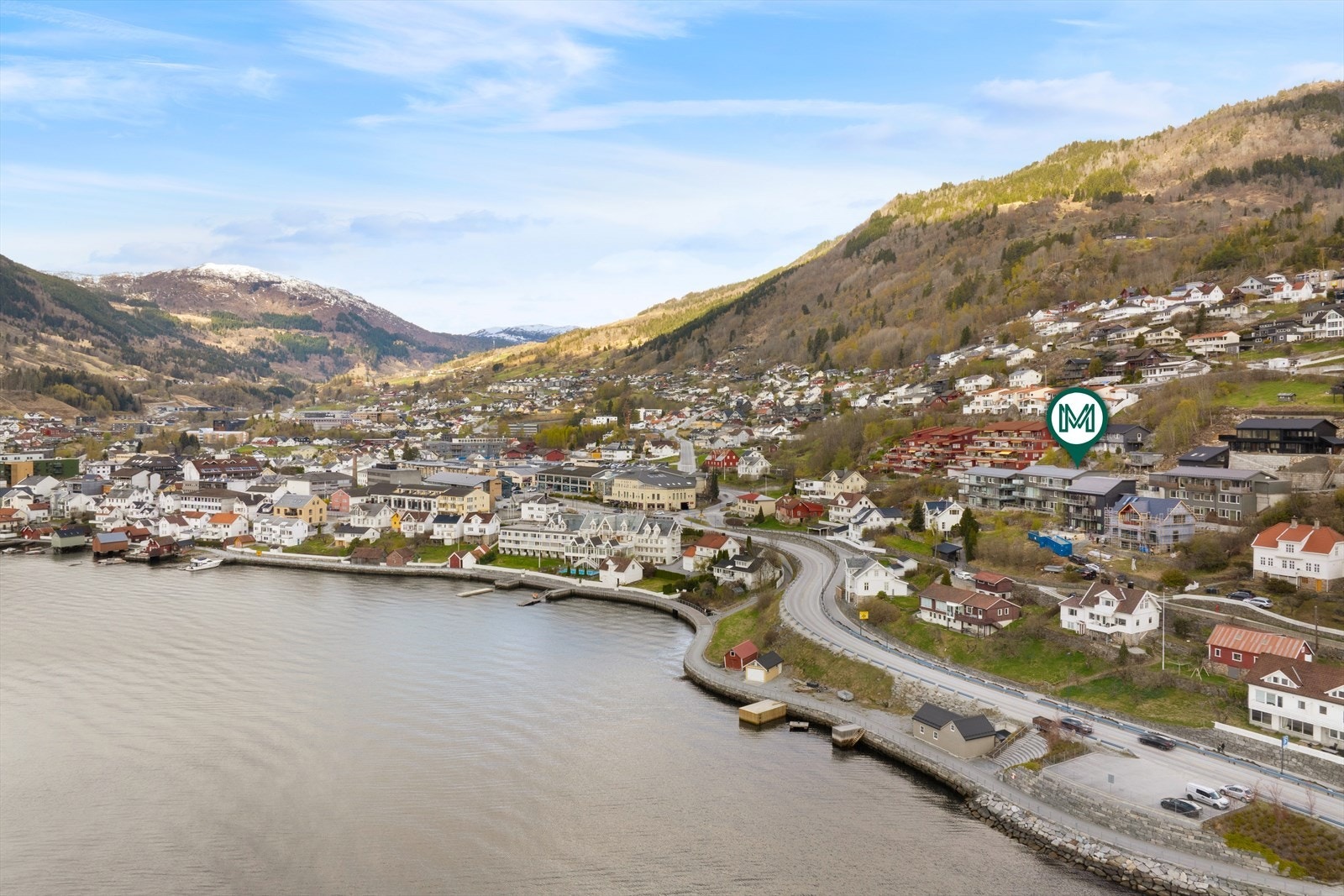 Det er gå-avstand til sentrumsfunksjonar som skule, barnehage, butikk og Sogndal sentrum som har dei fleste servicetilbod. Galleribilde