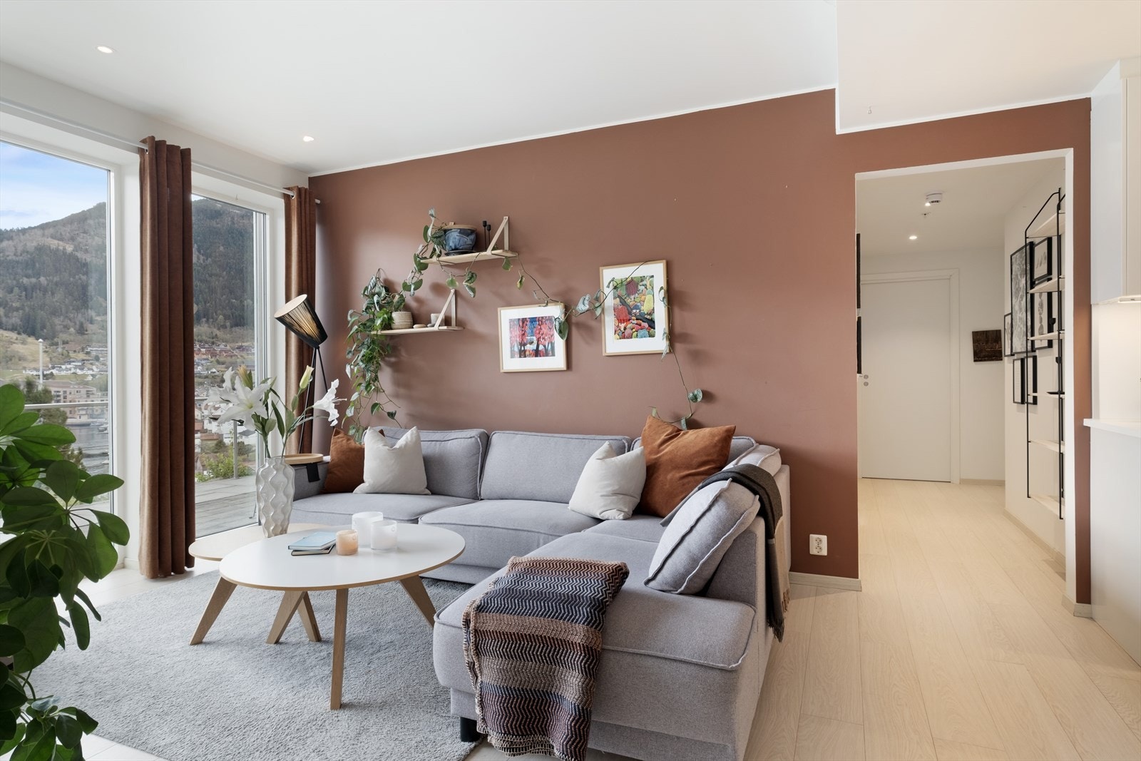 Opphaldsrommet er måla i moderne fargetonar som er med på å skape ein lun og varm atmosfære. Galleribilde