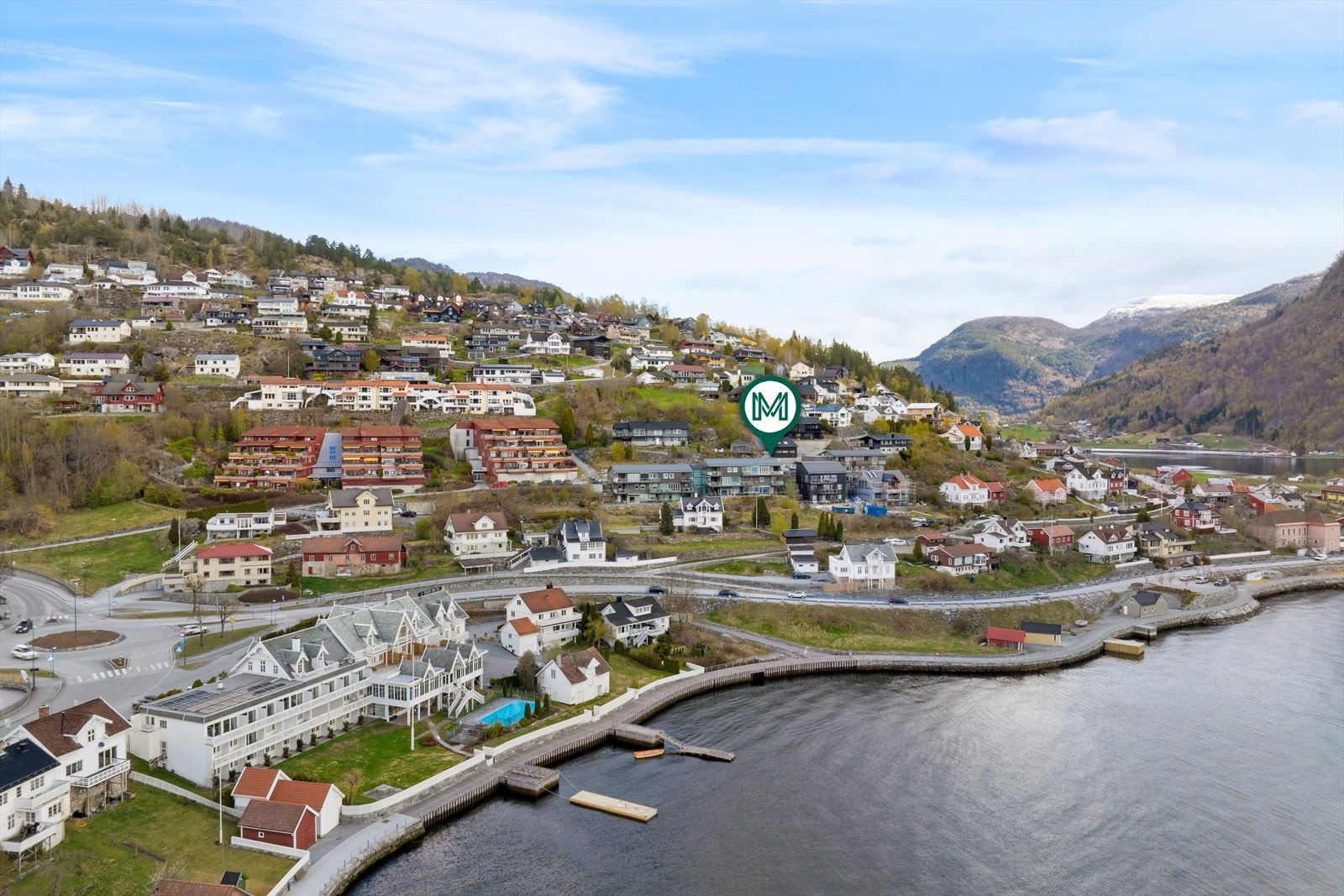 Eigedomen er solrik og har fin utsikt over Sogndal sentrum, parti av fjorden og naturomgivnaden omkring. Galleribilde
