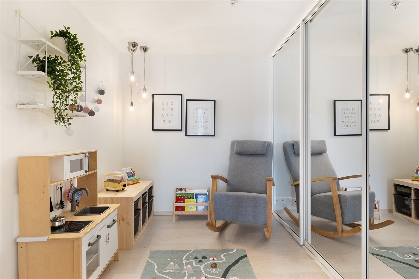 Frå entré/gang er det tilkomst til bod vert nytta som garderobe og er innreia med same garderobeløysing som i gangen. Galleribilde