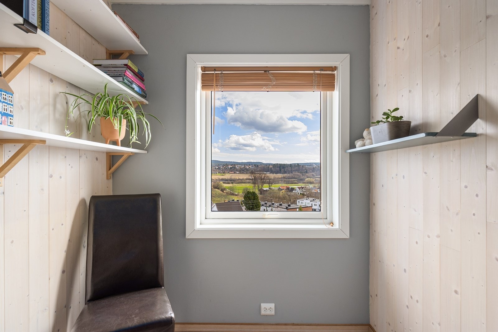 Rommet har panelvegger, er utstyrt med hylleløsninger og har plass til kontorpult. Galleribilde