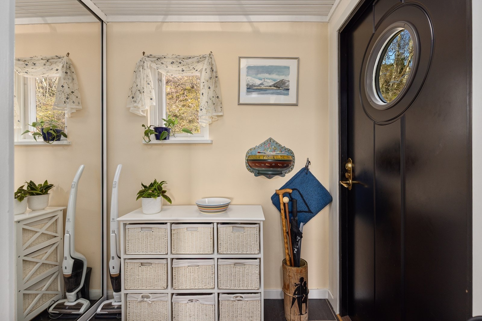 Entré med romslig skyvedørsgarderobe. Galleribilde