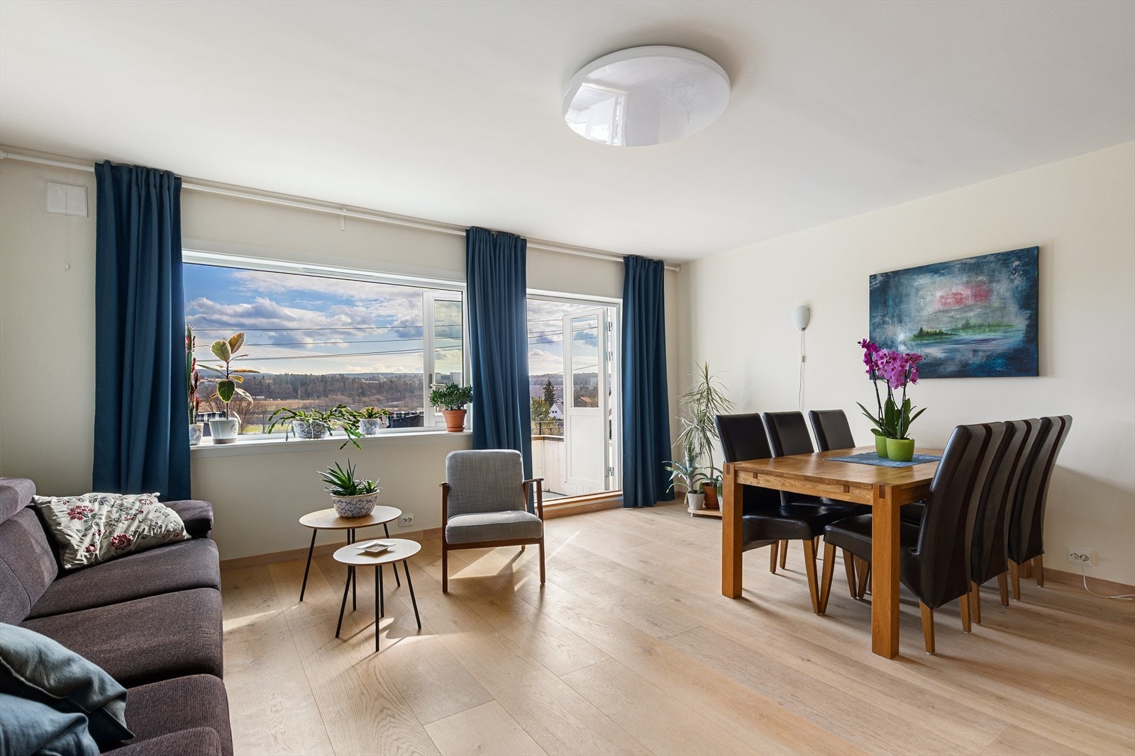 God plass til sofaseksjon og stor spisestue. Galleribilde
