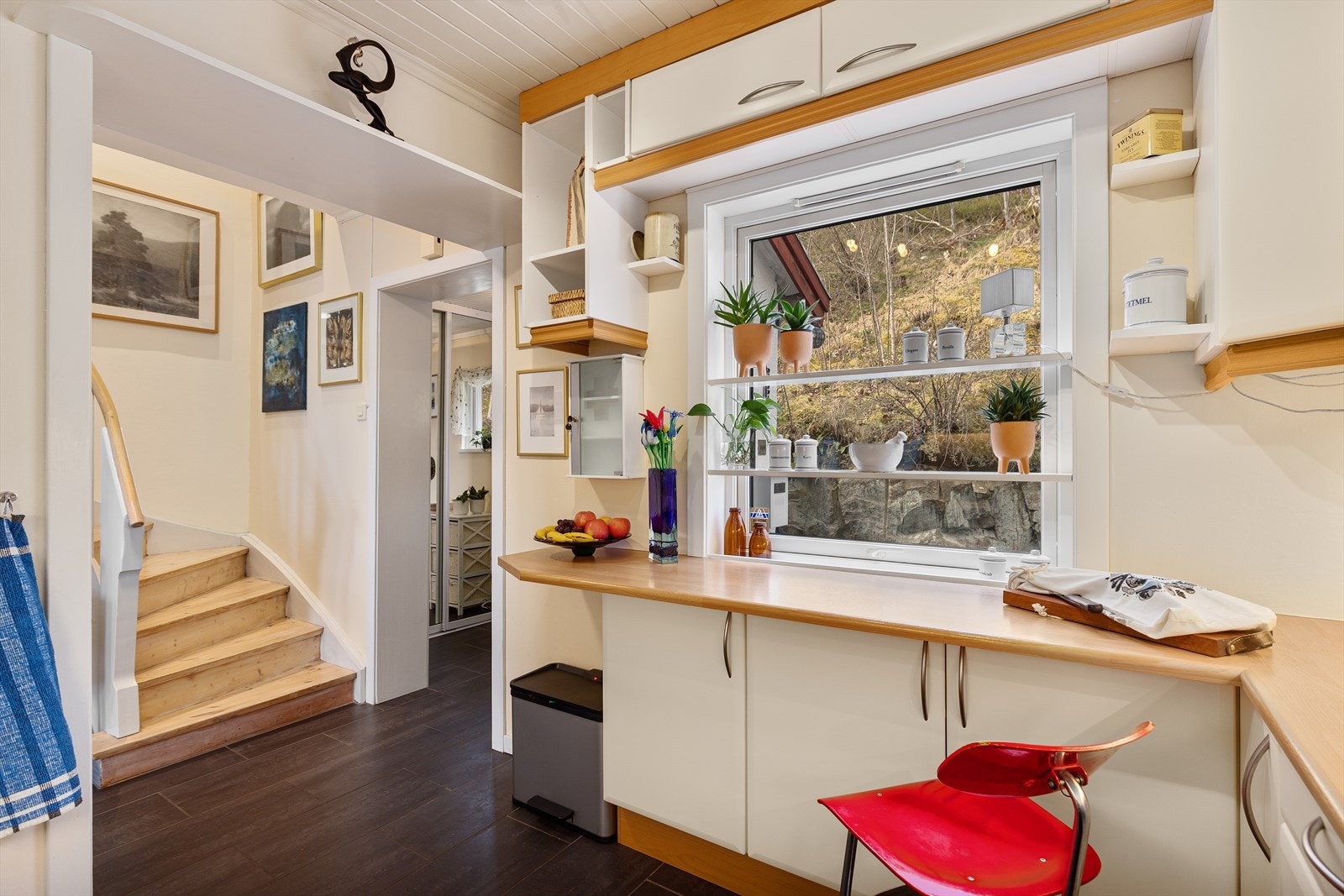Svært hyggelig kjøkken med vindu mot tomten på baksiden av huset. Galleribilde