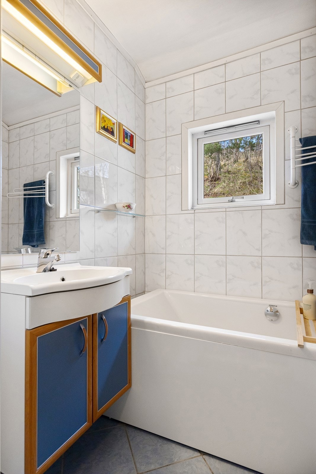 Gulv og vegger på badet er flislagte. Galleribilde
