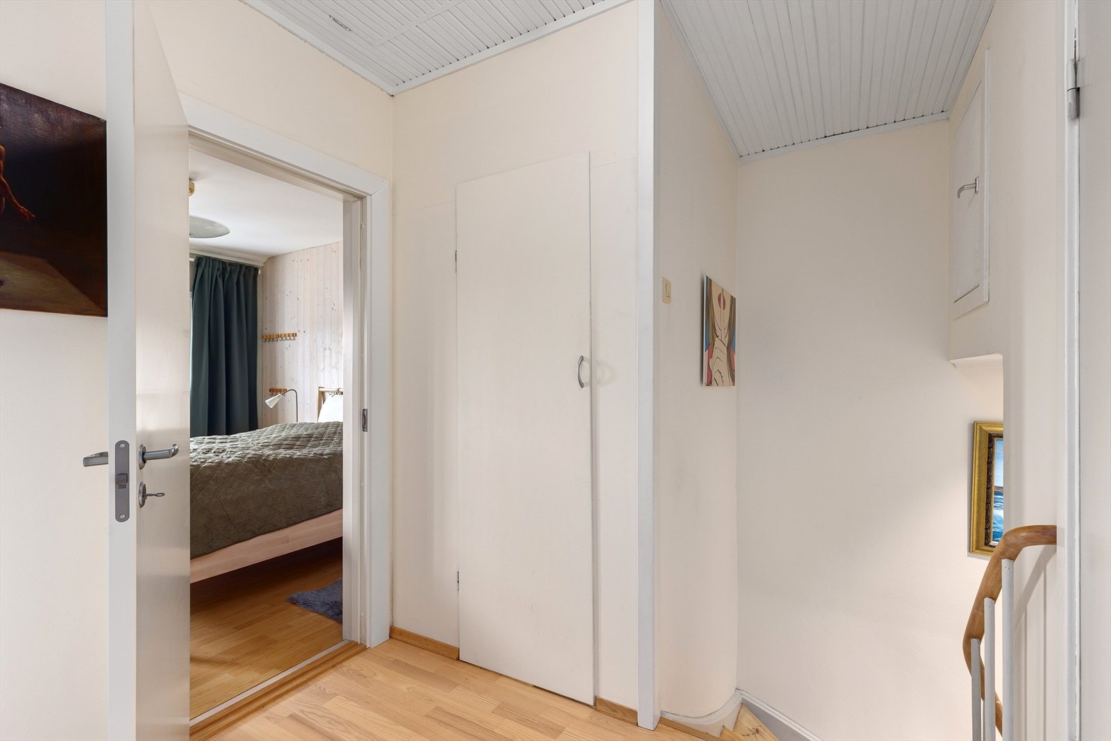 Den hvite skapdøren er inn til en meget praktisk bod, det er også oppbevaringsplass over trappen (til høyre i bildet). Galleribilde