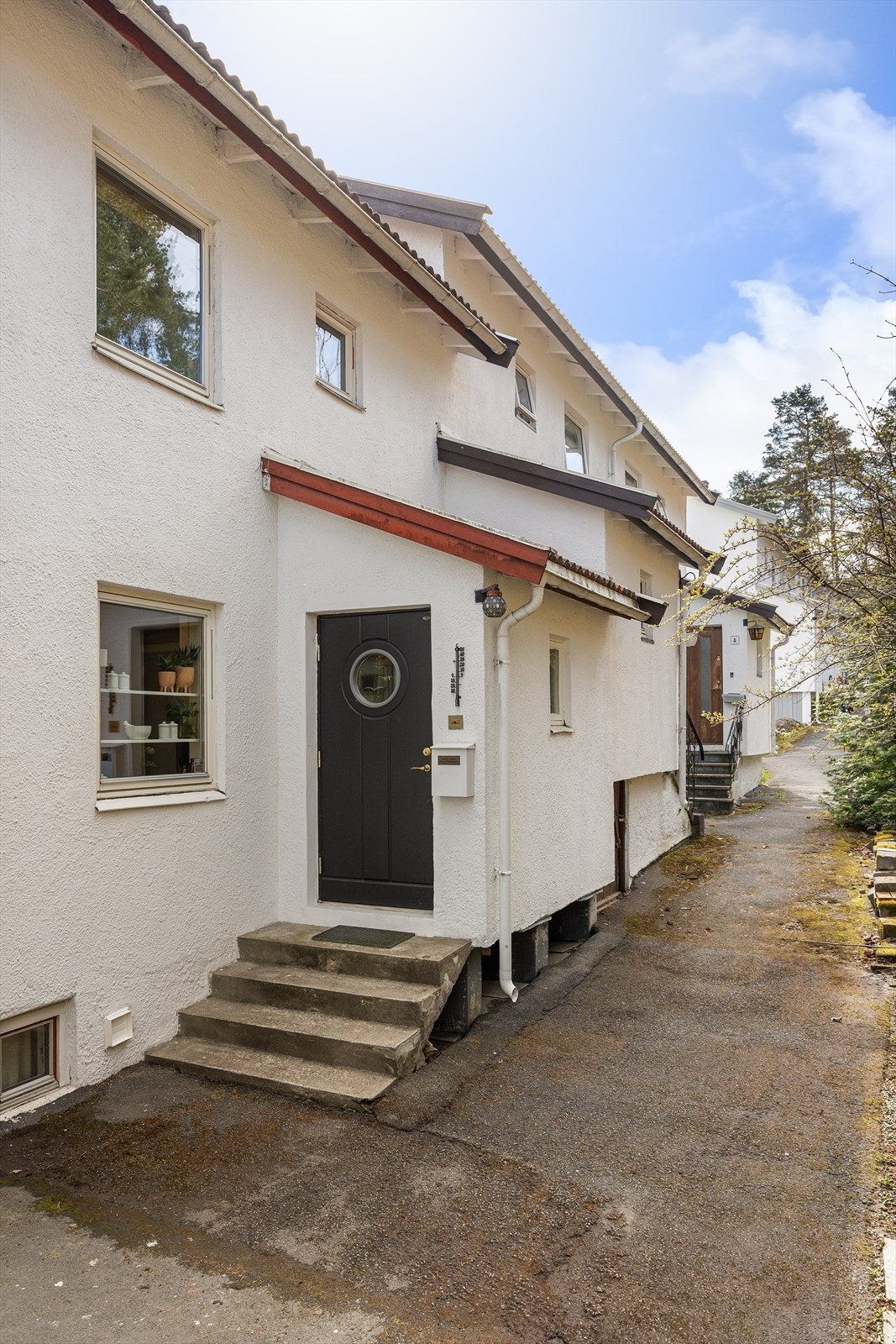 Boligen har en enkel tilgang via asfaltert gangsti. Galleribilde