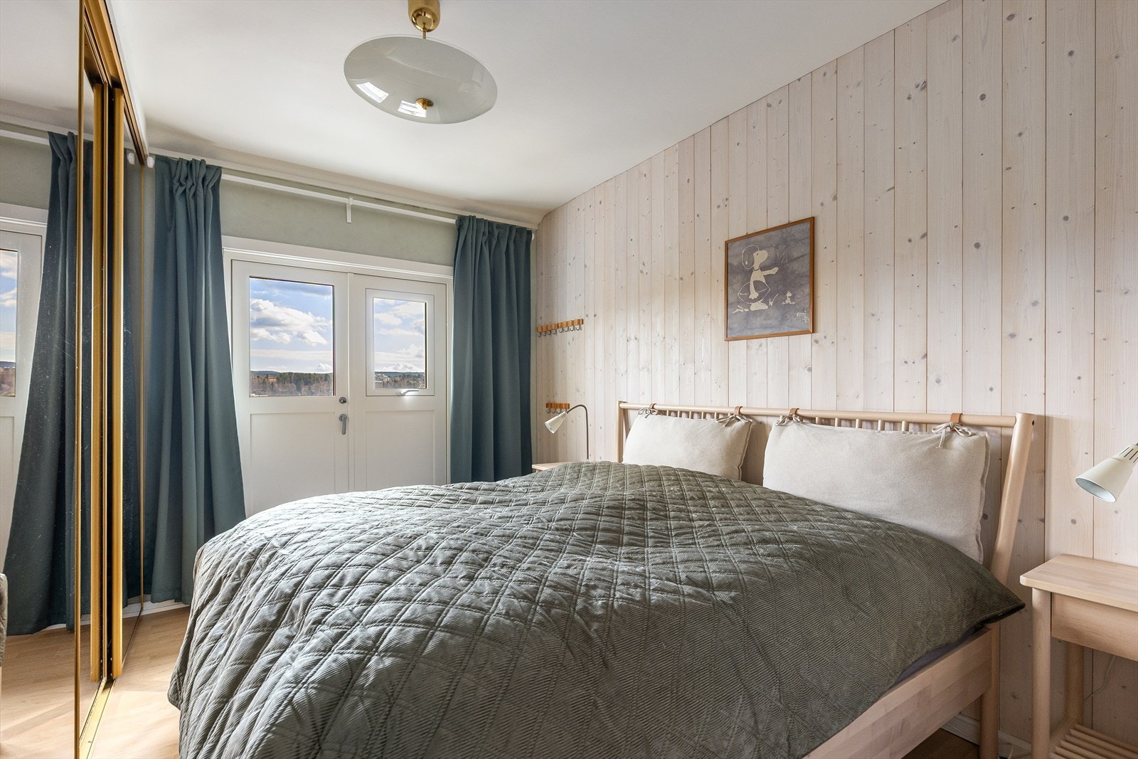 Hovedsoverommet har plass til dobbeltseng og har tilhørende stor skyvedørsgarderobe med speilfronter. Galleribilde