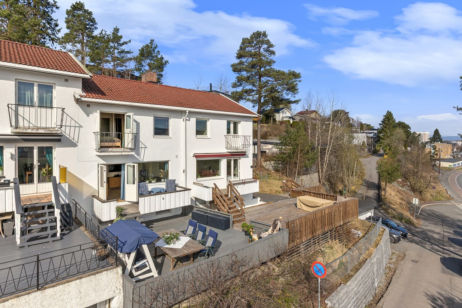 Selveiet rekkehus med egen tomt, store uteplasser og fantastisk utsikt! Galleribilde