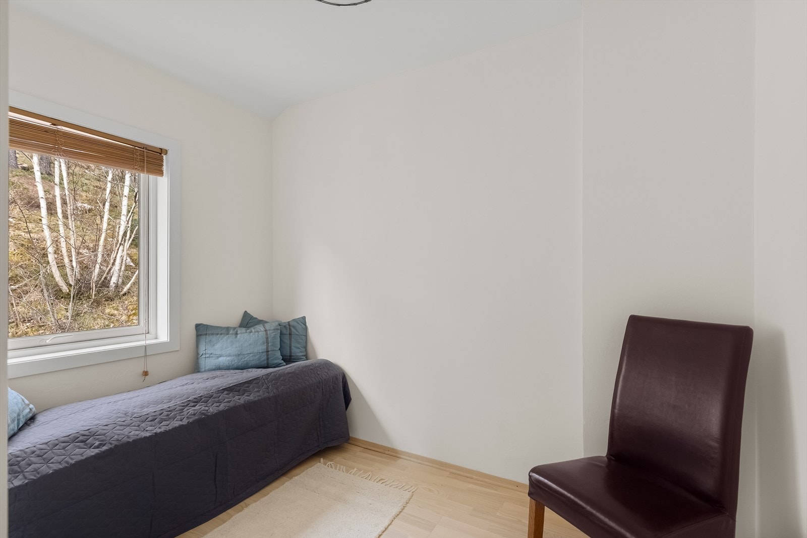 Soverom 3 vender mot tomten på baksiden av huset. Galleribilde
