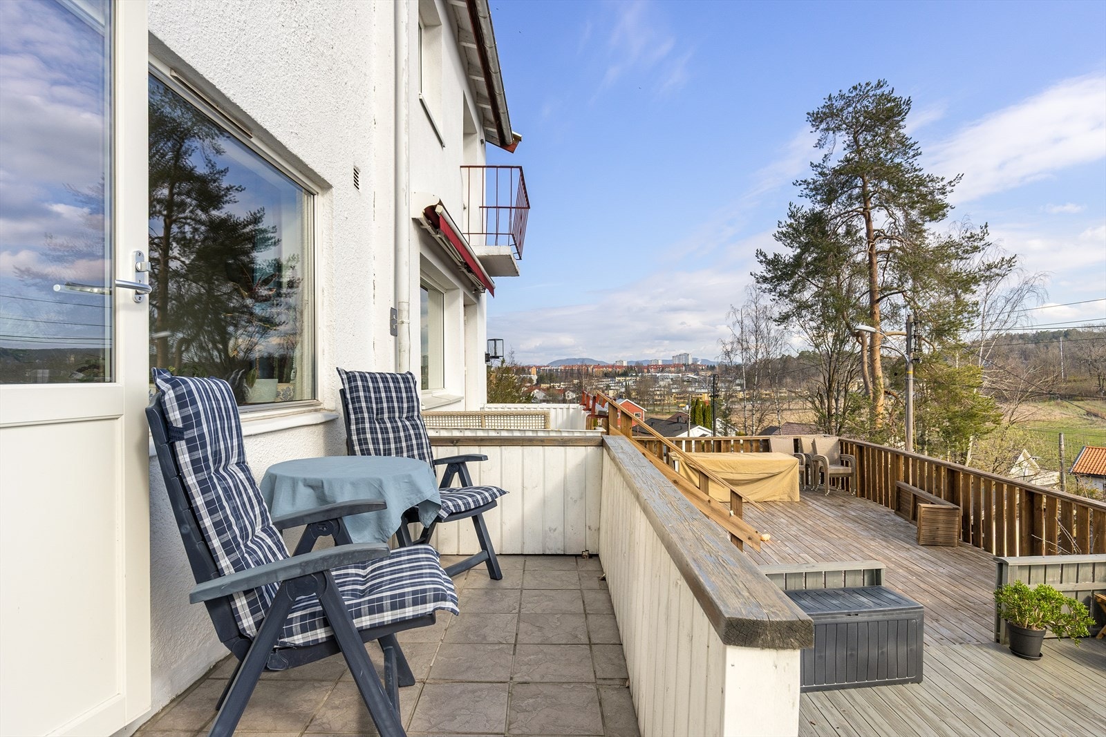 Fra stuen er det utgang til balkong og terrasse på ca. 42 kvm. Galleribilde