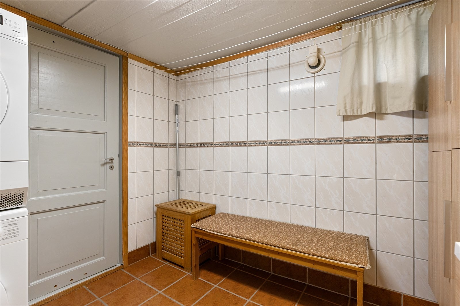 Opplegg for vaskemaskin og tørketrommel, samt avtrekksvifte. Galleribilde
