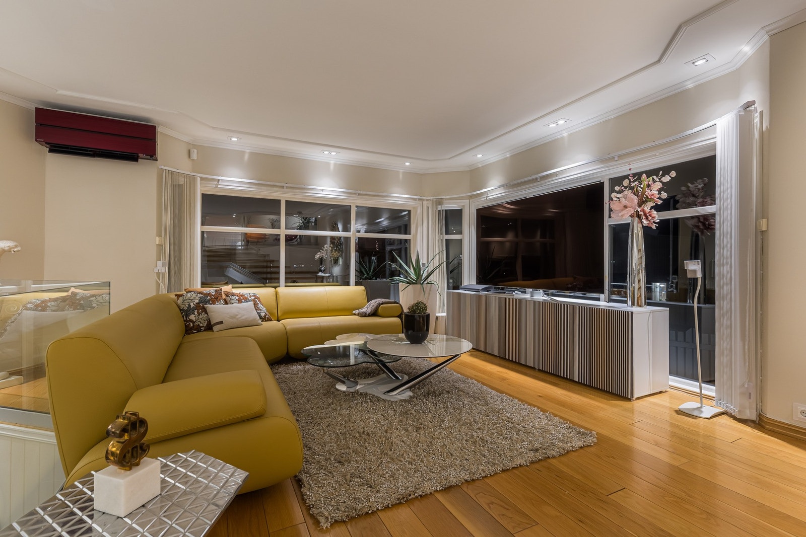 Downlights over vinduene og store vindusplater som slipper inn rikelig med naturlig lys Galleribilde