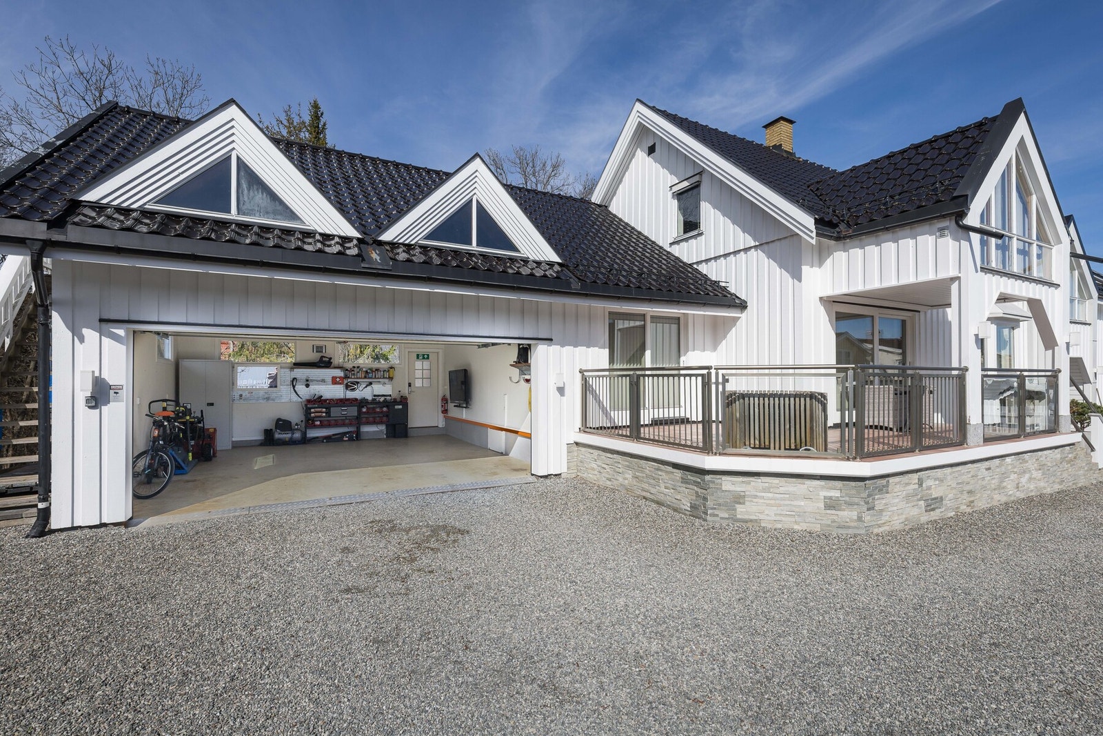 Garasjen er stor og har plass til de meste Galleribilde