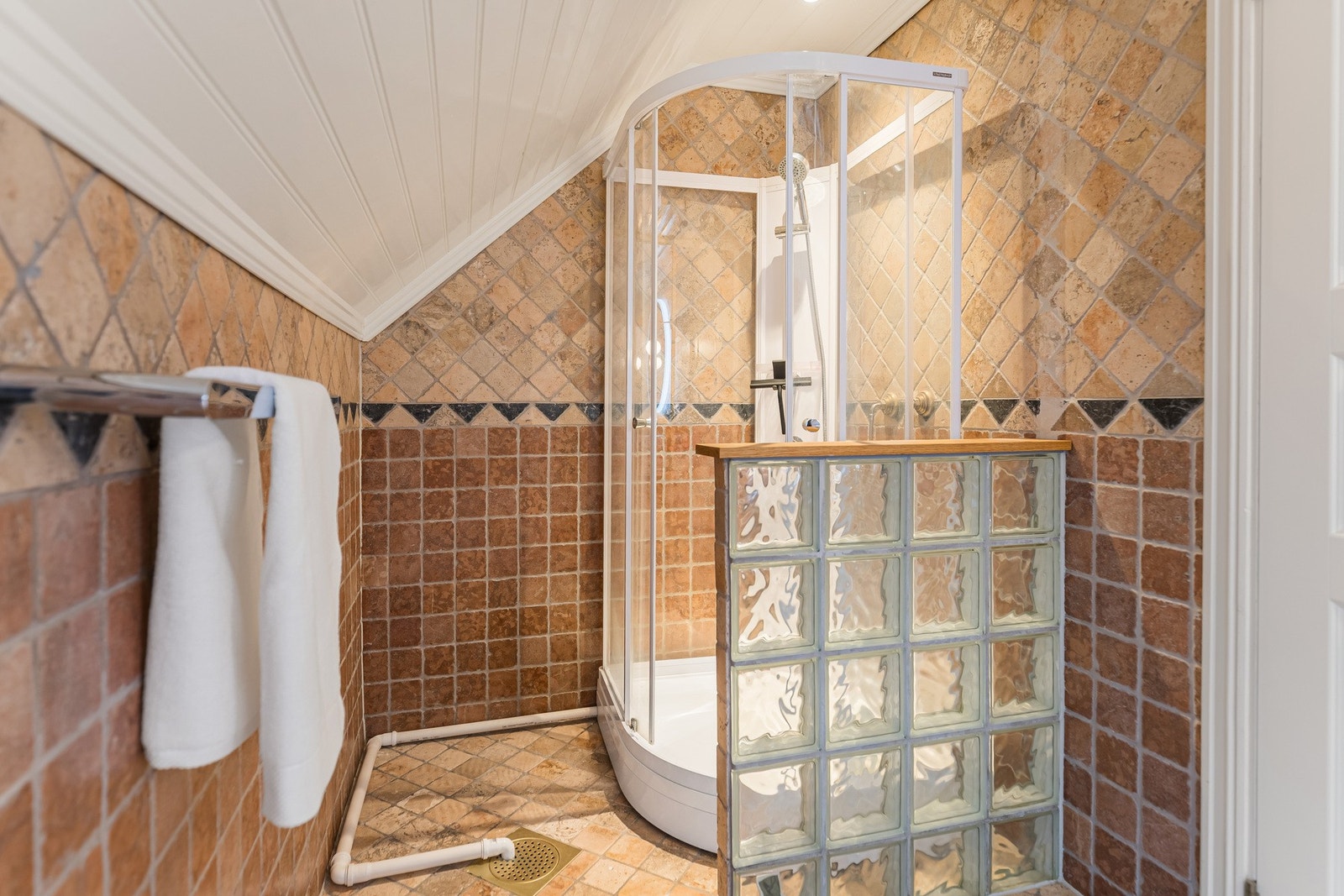 Dusjkabinett er også på dette badet Galleribilde