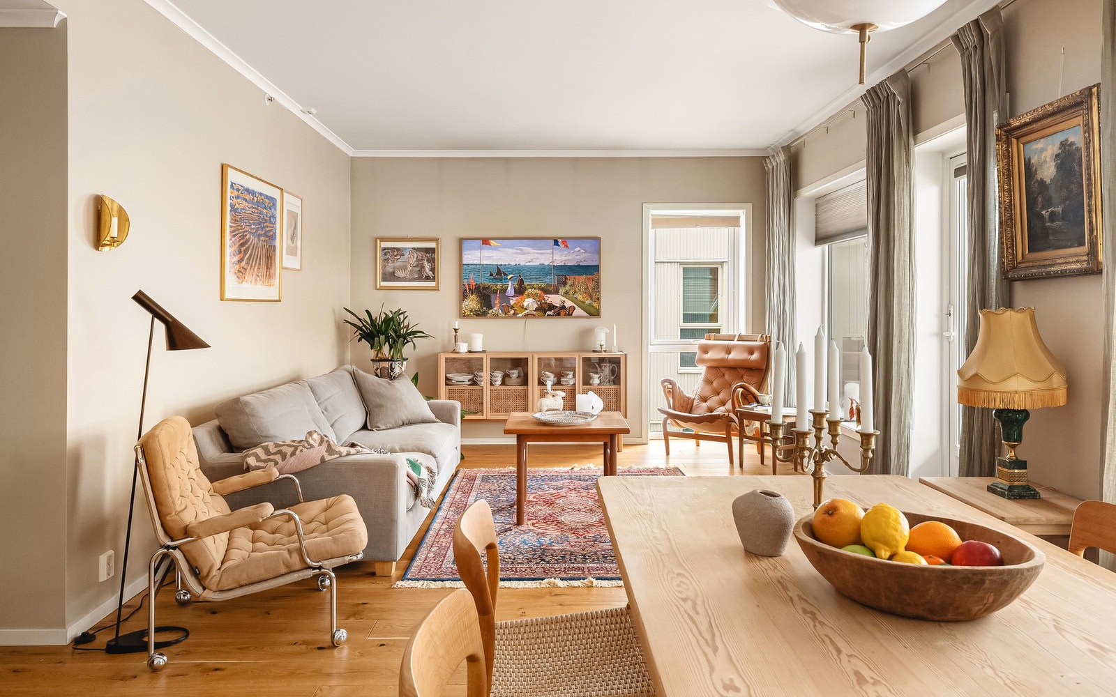 Her er det god plass til å innrede i flere soner, med spisegruppe og sofagruppe. Galleribilde
