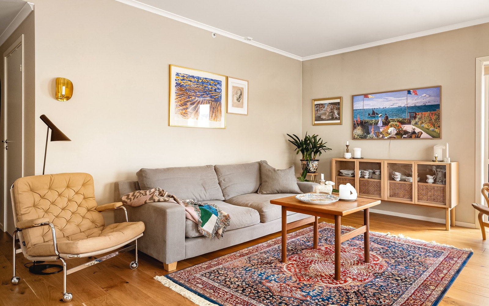 De store vinduene gir rikelig med naturlig lysinnslipp. Galleribilde