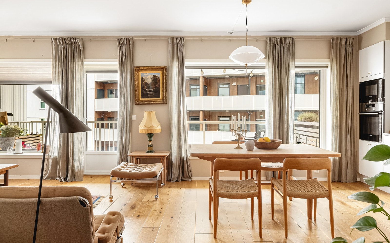 Stue og kjøkken ligger i åpen løsning og utgjør et stort og innbydende allrom. Galleribilde
