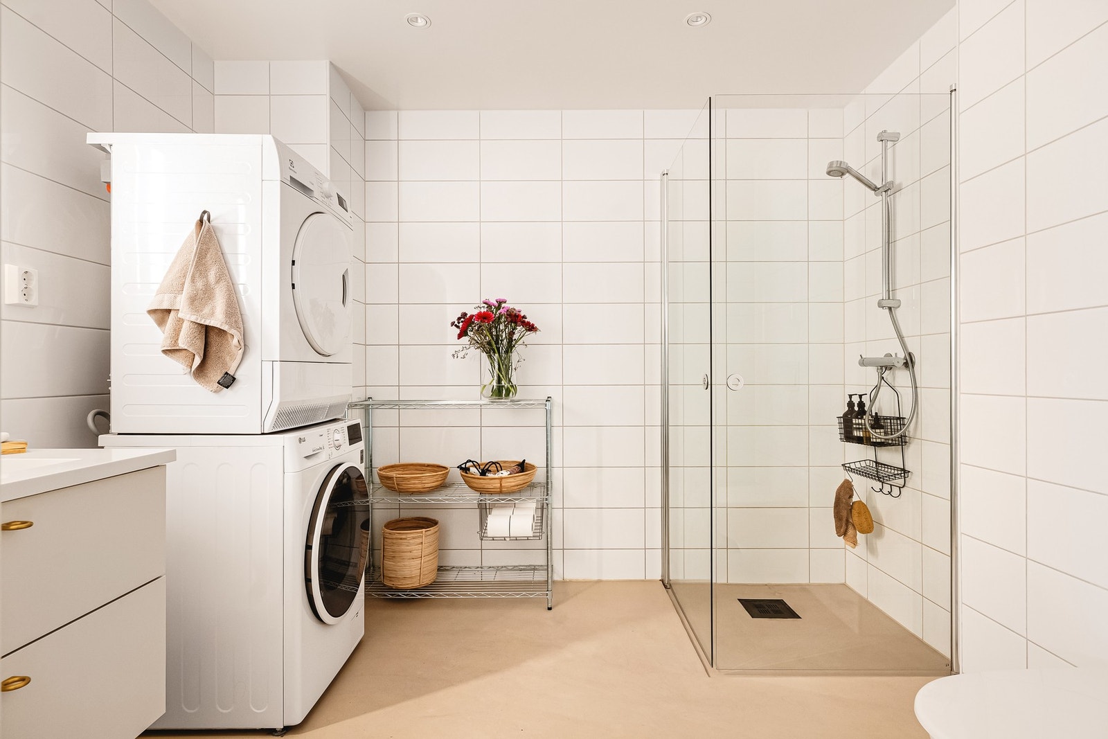 Badet har mikrosement på gulv med vannbåren gulvvarme. Innredet med dusjvegger i glass, baderomsinnredning, vegghengt toalett og opplegg til vaskemaskin. Galleribilde