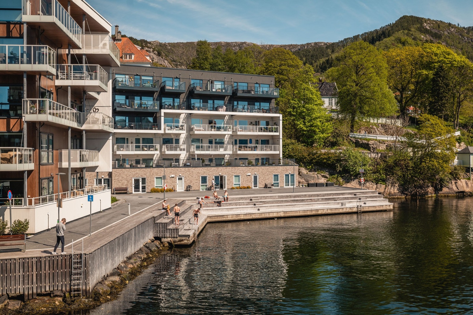 Området er flott opparbeidet og ligger i rolige omgivelser med sjøen som nærmeste nabo. Galleribilde