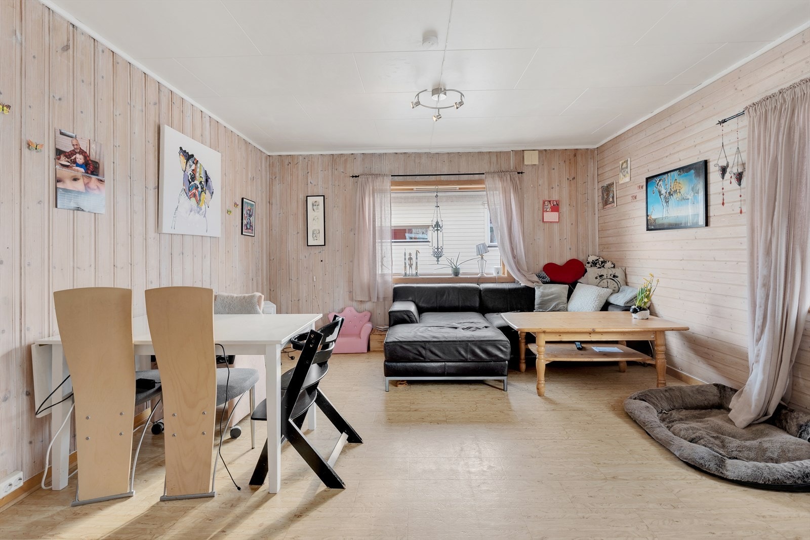 Stor og luftig stue med god takhøyde og gode møbleringsmuligheter. Galleribilde