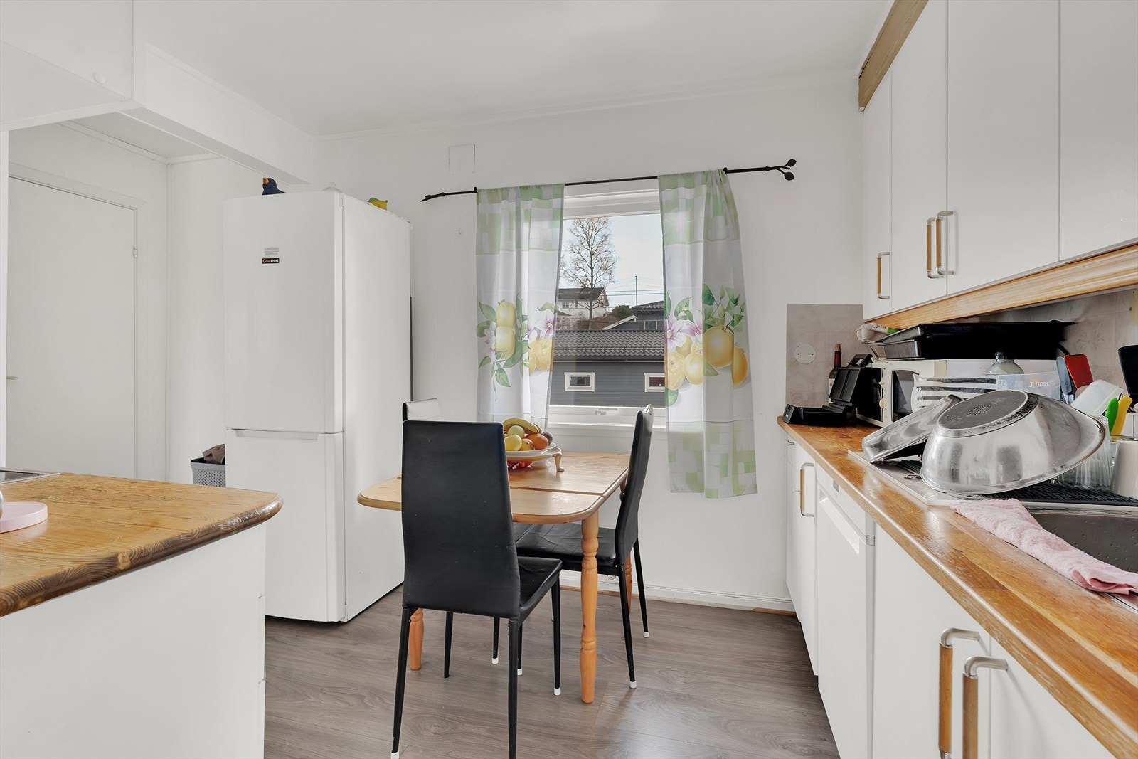 Kjøkken med benkeplate av heltre og god skap- og benkeplass. Galleribilde