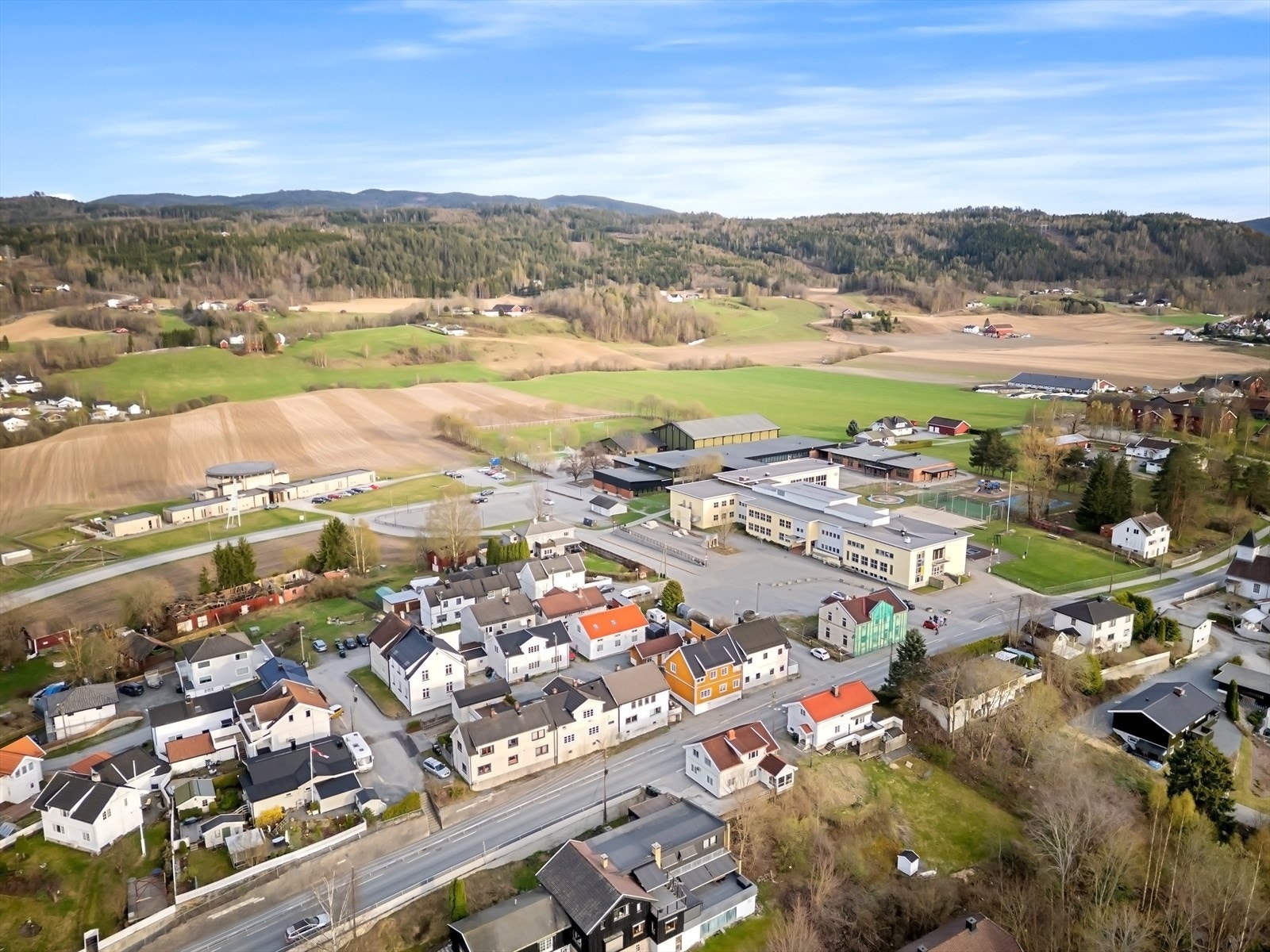 Dagligvarebutikker som Coop Extra og Kiwi ligger bare 3-4 minutter fra boligen. Galleribilde