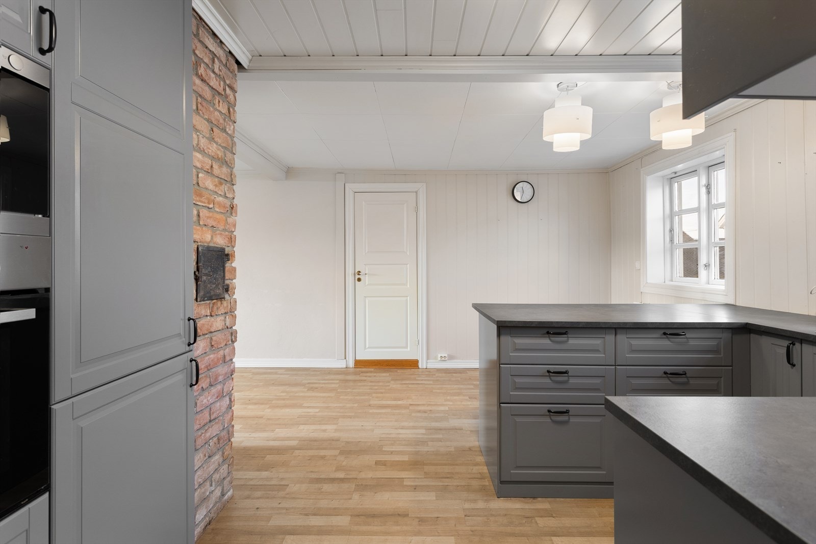Kjøkkenet i andre etasje har en åpen løsning mot stuen, noe som skaper en sosial og luftig sone. Galleribilde