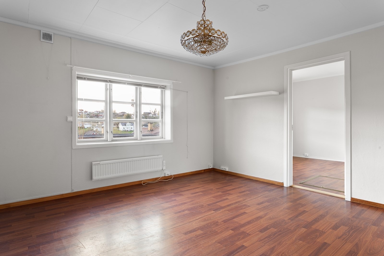 Stuen har plass til en sofagruppe og har overflater med tapet og trepanel. Galleribilde