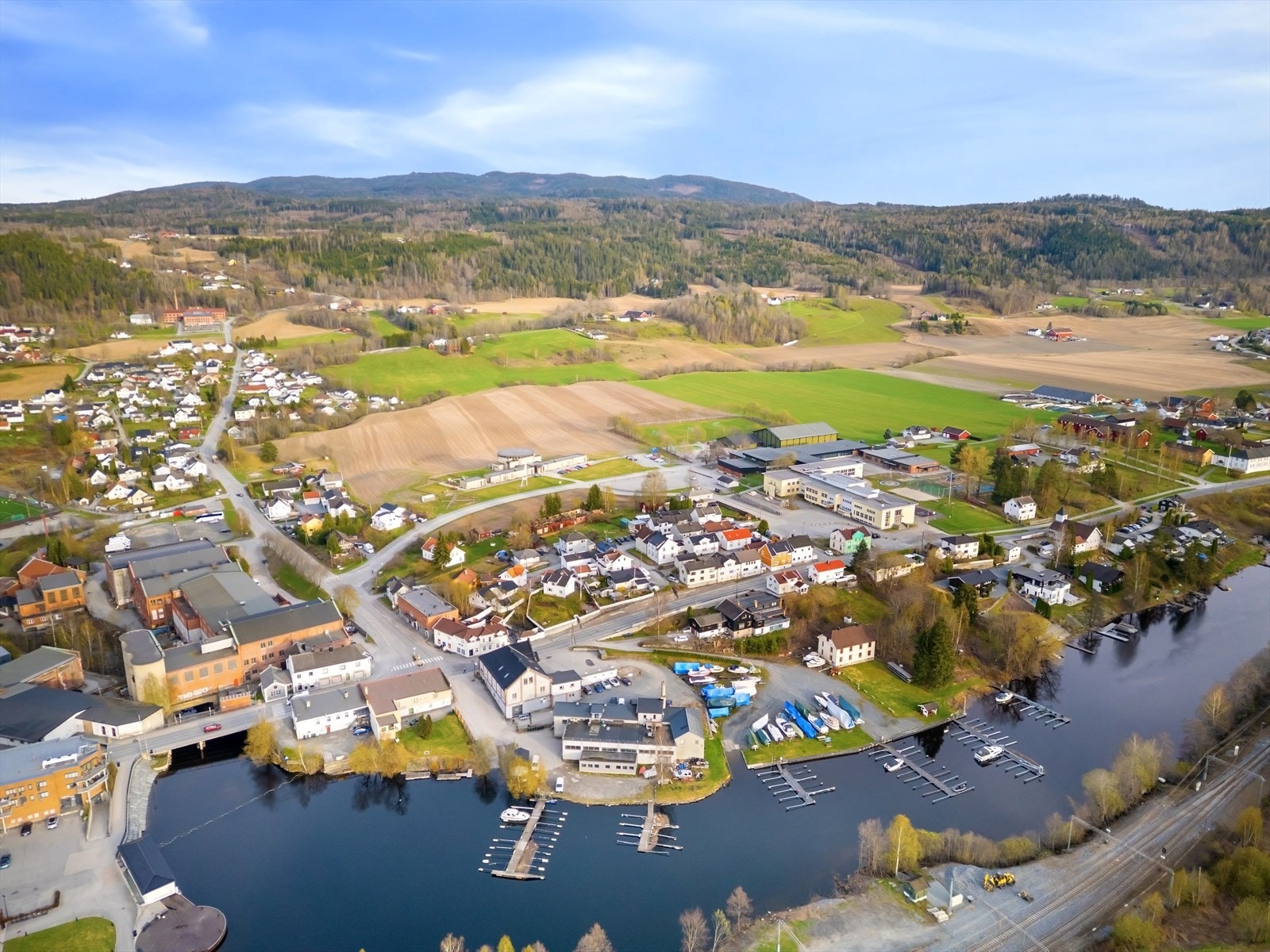 Nærområdet er vurdert som svært trygt, med lite støy og trafikk. Galleribilde