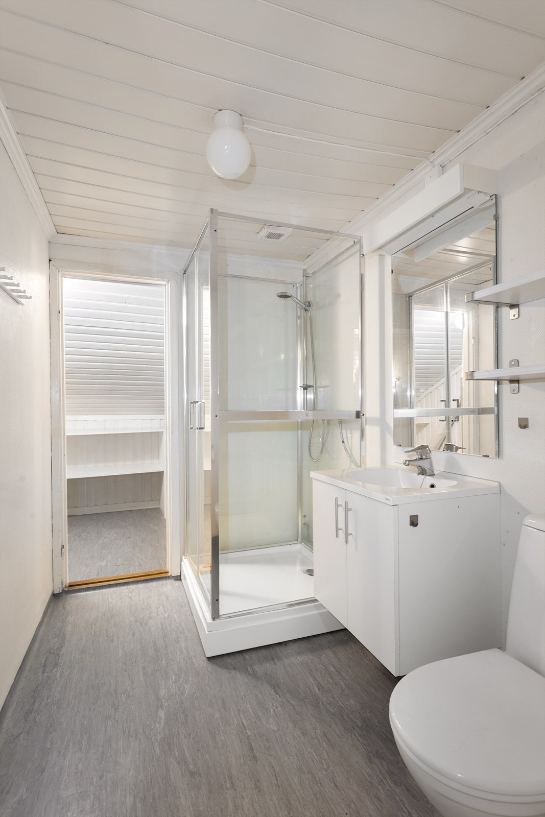 Badet i andre etasje er utstyrt med toalett, servant og dusjkabinett. Galleribilde