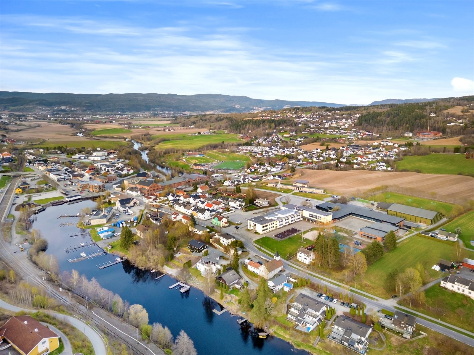 Området byr på nærhet til både sentrumstjenester og flotte turområder langs elven. Galleribilde