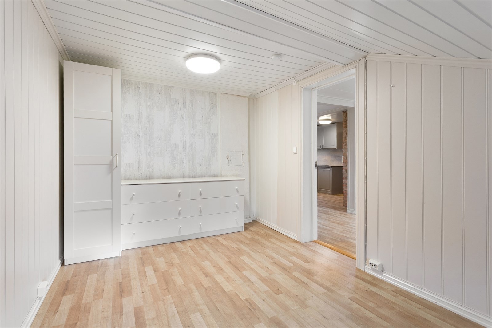 Boenheten i andre etasje har to innredede rom. Rommene tilfredsstiller ikke dagens krav til lys- og rømningsforhold. Galleribilde
