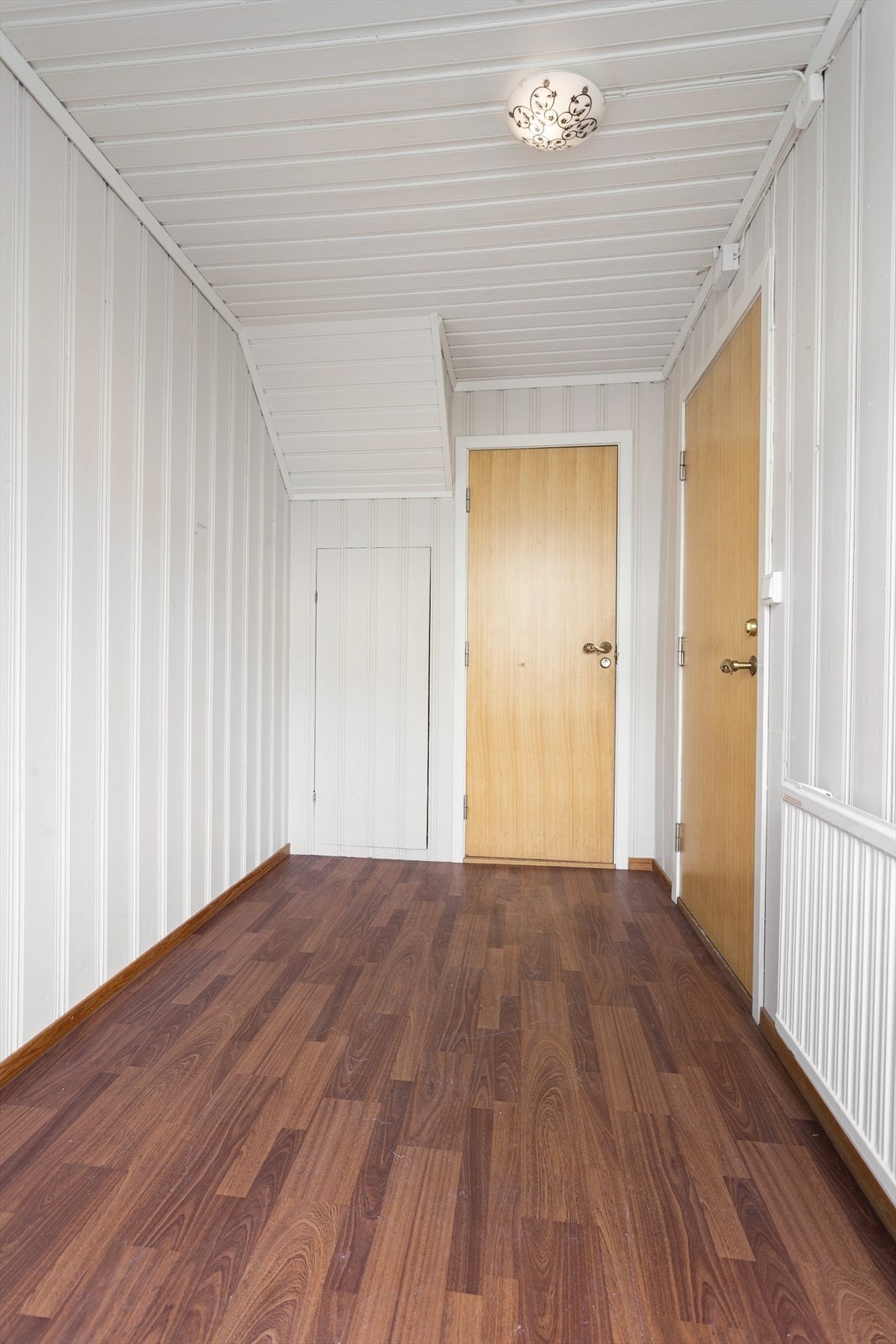 Velkommen inn!
Entréen i første etasje har adkomst til begge boenhetene via et felles trapperom. Galleribilde