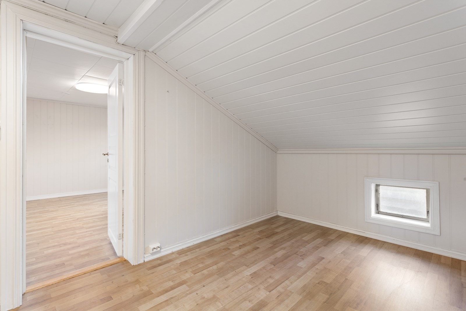 Overflatene i rommene består av panelplater på veggene og laminat på gulvet. Galleribilde