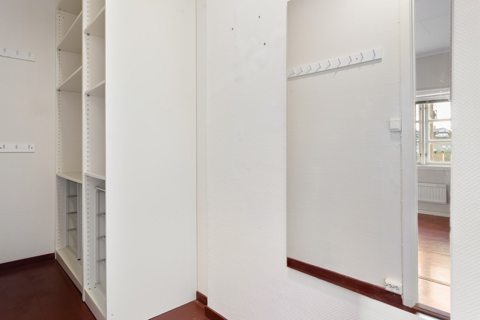 Etasjen har et eget omkledningsrom som gir rikelig med oppbevaringsplass. Galleribilde