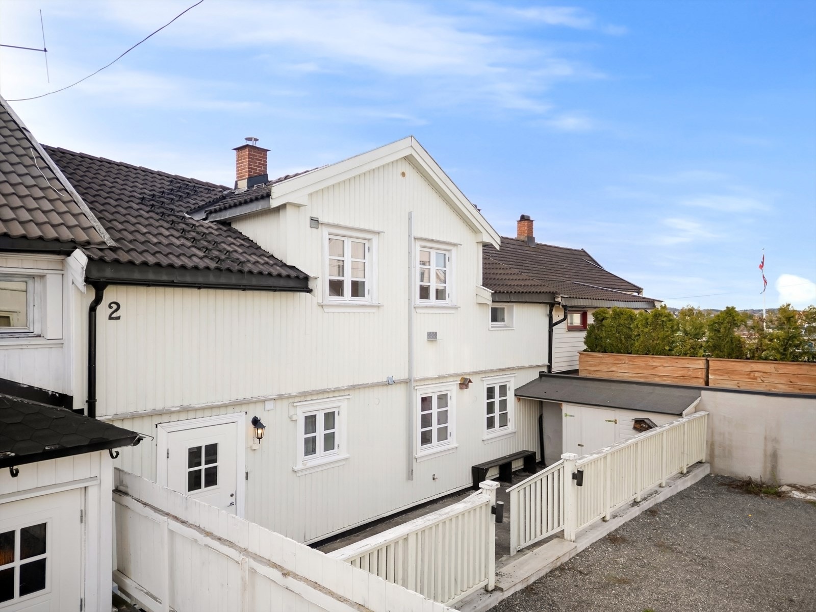 Velkommen til Smalgangen 2! En innholdsrik enebolig fra 1905 med to separate boenheter og en stor uteplass på 35 m² ved inngangspartiet. Galleribilde