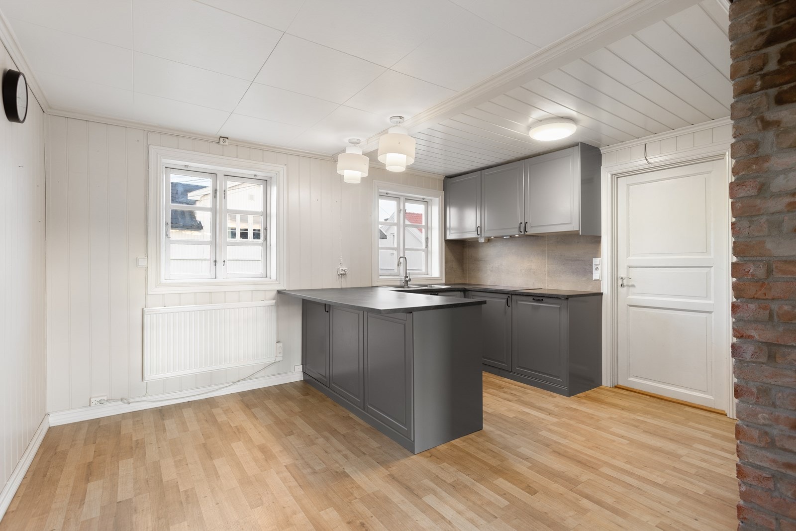 I tilknytning til kjøkkenet er det god plass til en spiseplass ved vinduet. Galleribilde