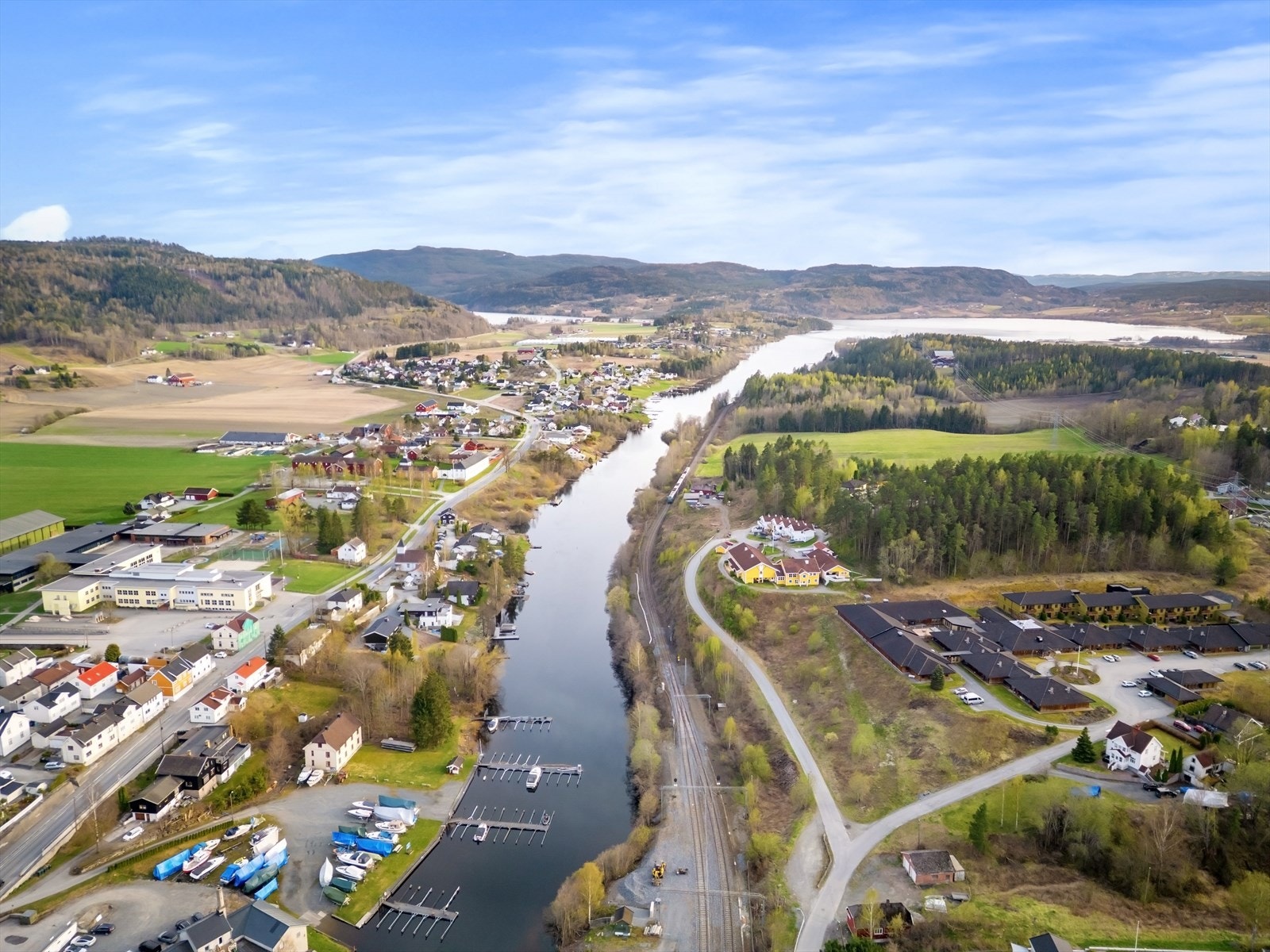 Kollektivtilbudet er godt, med bussholdeplass 1 minutt unna og Vestfossen stasjon med togforbindelser kun 5 minutter unna til fots. Galleribilde