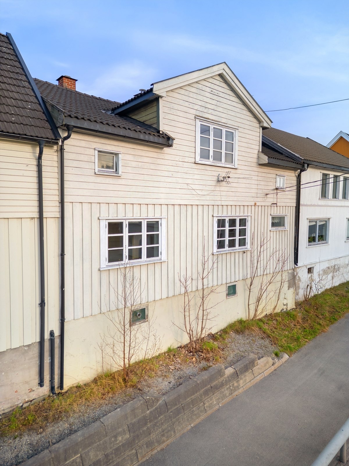 Med en sentral beliggenhet i Vestfossen er det gangavstand til både togstasjon, skoler og dagligvarebutikker, noe som forenkler hverdagslogistikken. Galleribilde