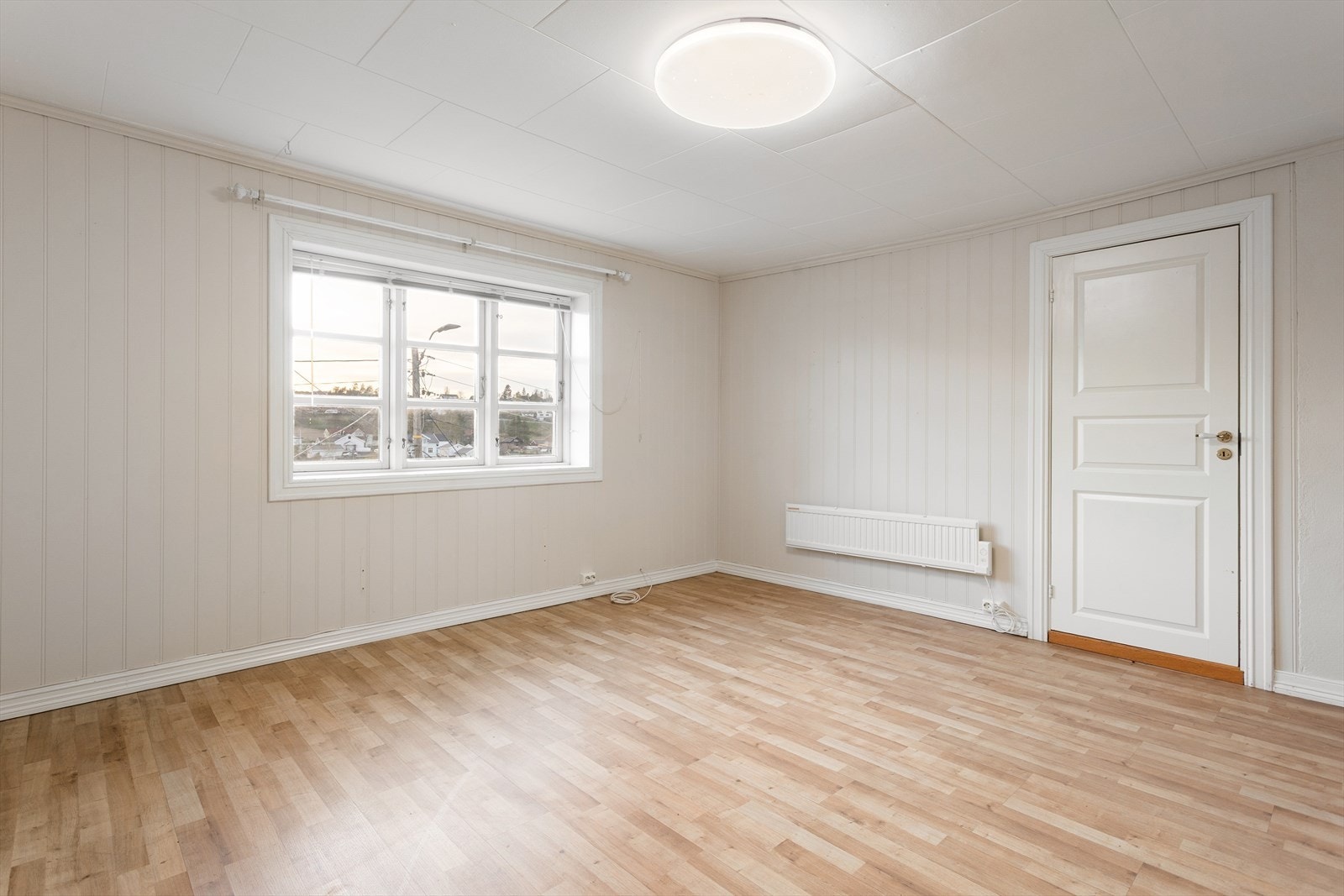 Store vindusflater med 2-lags isolerglass slipper inn rikelig med dagslys. Galleribilde
