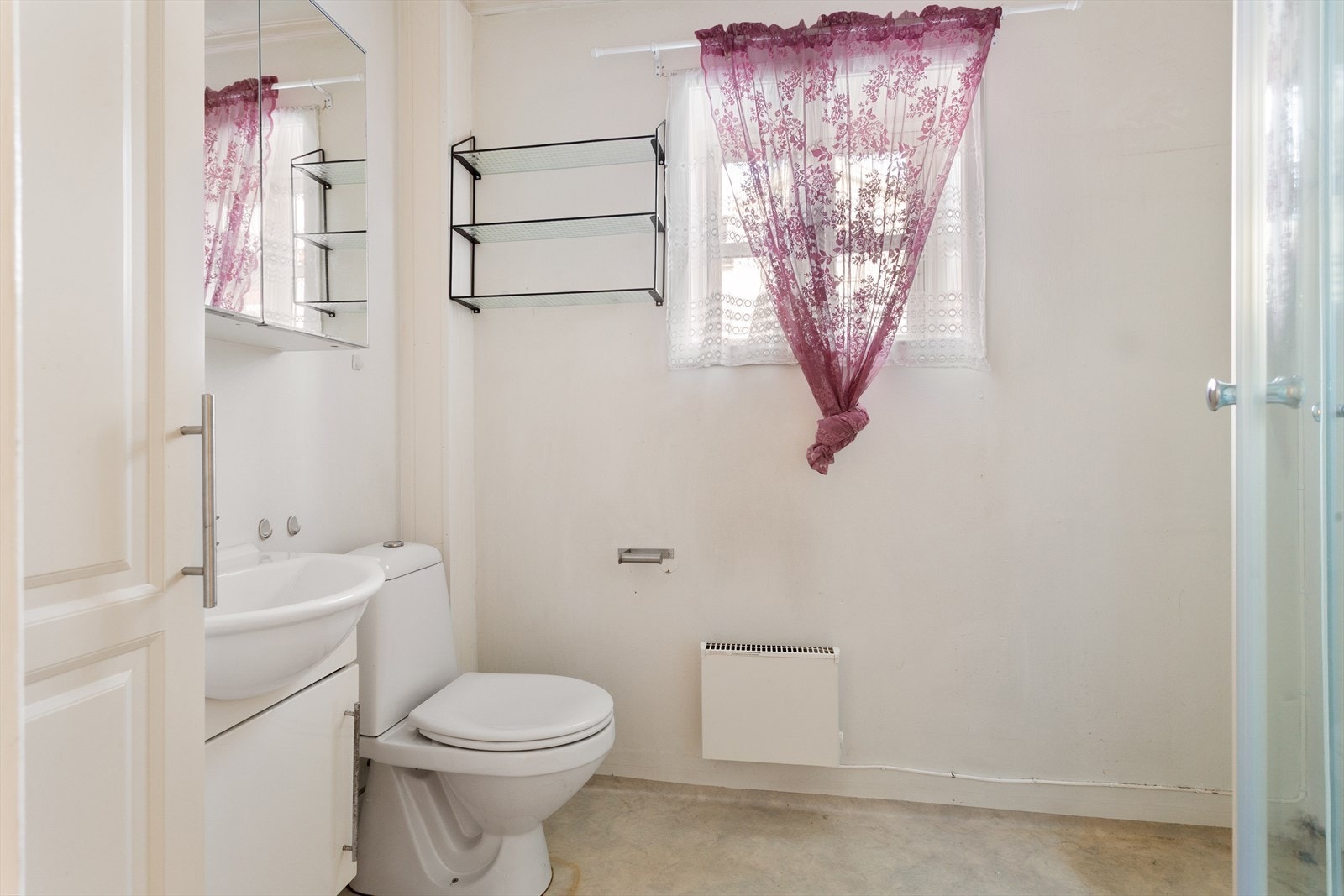 Badet i første etasje er utstyrt med toalett, servant med underskap og dusjkabinett. Galleribilde