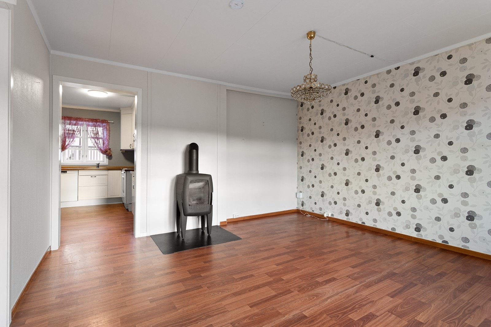 Stuen i første etasje har en peisovn som gir god varme og en hyggelig atmosfære. Galleribilde