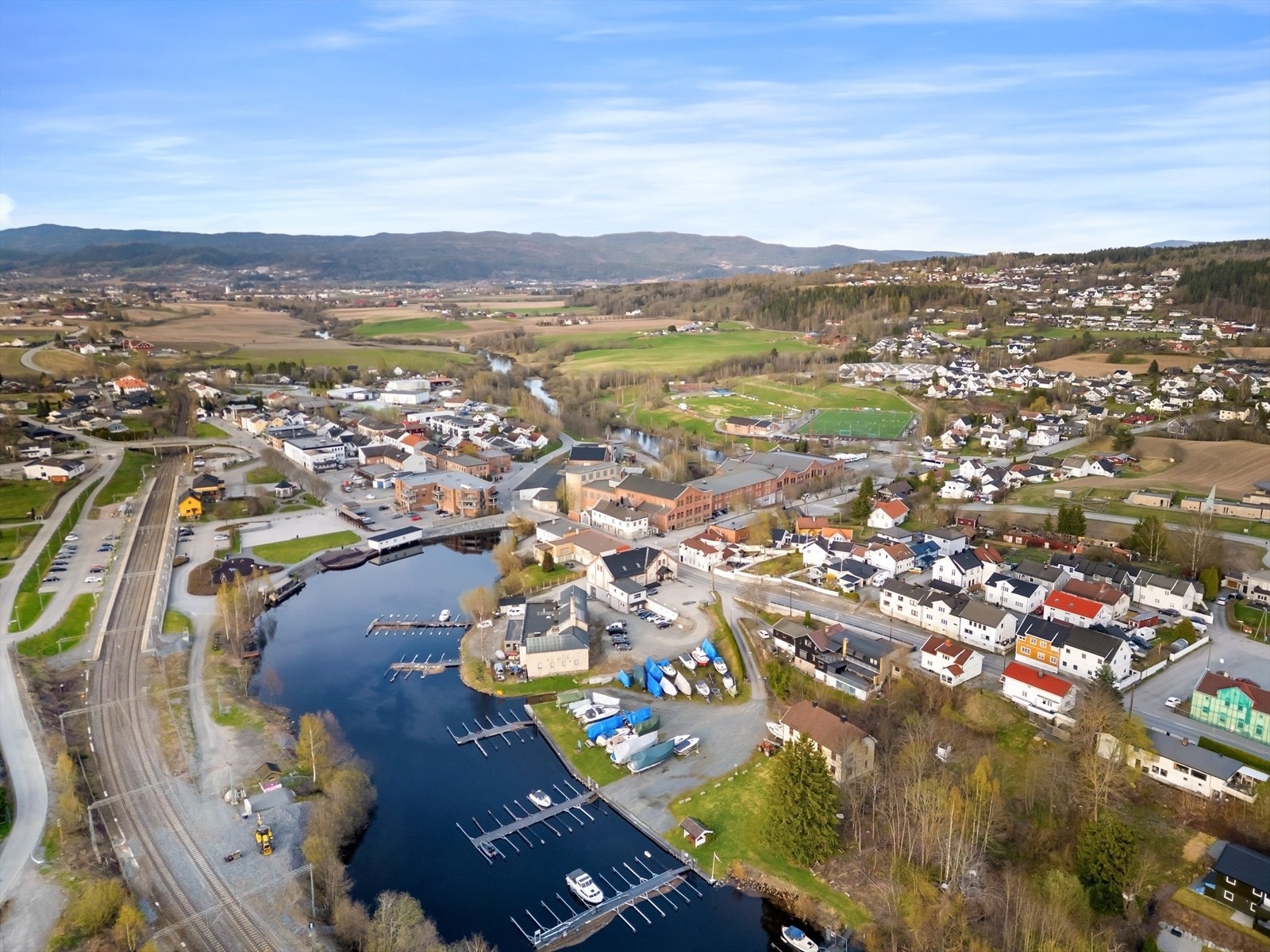 Vestfossen er kjent for sitt rike kulturliv, med blant annet Vestfossen Kunstlaboratorium som et sentralt landemerke. Galleribilde